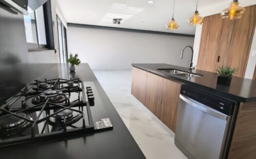 Casa en Venta en Lomas de Angelópolis Parque Colima | 4 Recámaras, Jacuzzi, Terraza y Roof Garden | Puebla