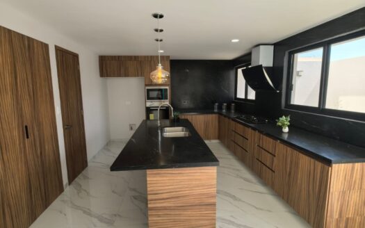 Casa en Venta en Lomas de Angelópolis Parque Colima | 4 Recámaras, Jacuzzi, Terraza y Roof Garden | Puebla