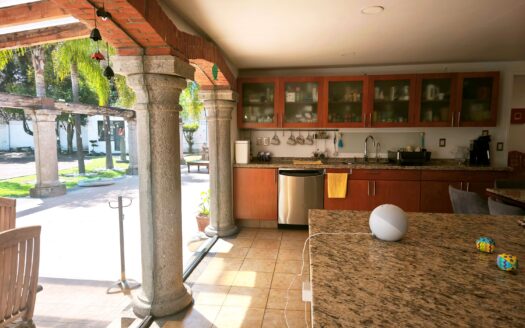 casa en venta de un solo nivel Zavaleta Puebla con 5,000 m² de terreno | Residencia de lujo