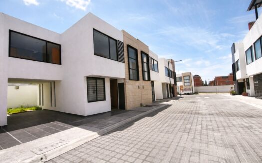 Venta casa moderna forjadores puebla en Alamo Residencial a tres calles de cruz del sur