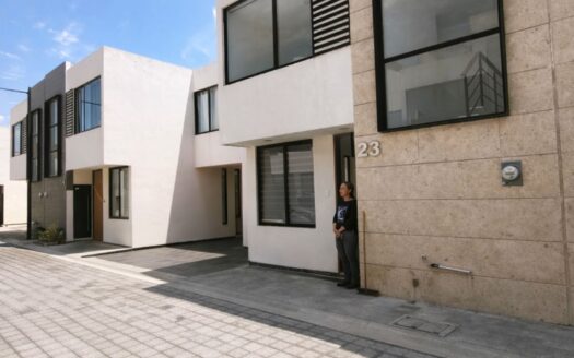 Venta casa moderna forjadores puebla en Alamo Residencial a tres calles de cruz del sur