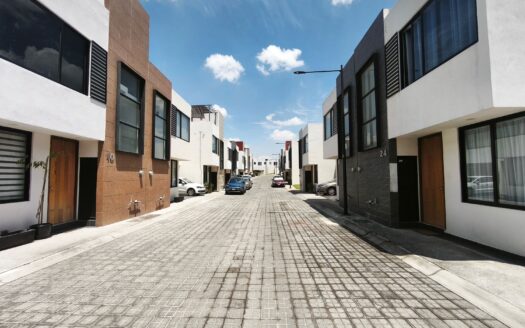Venta casa moderna forjadores puebla en Alamo Residencial a tres calles de cruz del sur