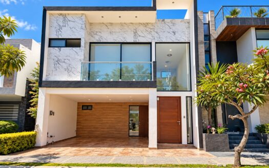 Casa en Venta en Lomas de Angelópolis III | Dos Dobles Alturas, Terrazas y Roof Garden