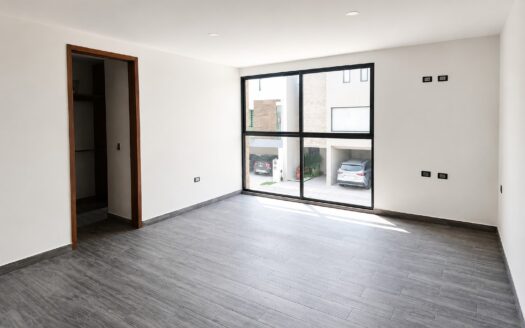 Casa Nueva Residencial en Venta en Recta a Cholula Puebla | Doble Altura, Roof Garden y Jardín