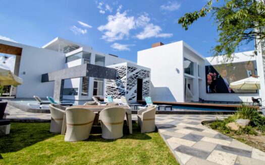 venta casa de lujo Modernista Atlixco Puebla | Propiedad inteligente 4 villas, albercas y energia solar