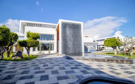 venta casa de lujo Modernista Atlixco Puebla | Propiedad inteligente 4 villas, albercas y energia solar